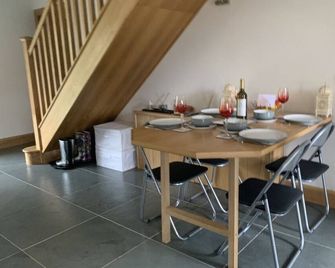 Canal Cottage | Luxury Lough Allen Stone Cottage with Views - Drumshanbo - Comedor
