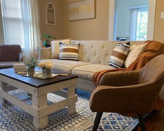 Historic Charmer, Pet-friendly - Concord - Pokój dzienny