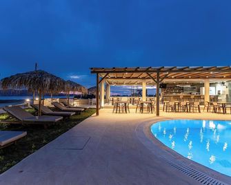 جولدن ساند ناكسوس - بلاكا - حوض السباحة