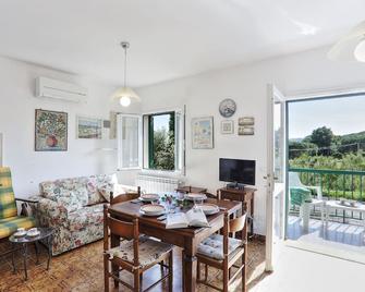 Holiday Apartment 'Il Giardino Nel Sole Bilo' with Air Conditioning, Garden and Terrace - Capoliveri - Essbereich