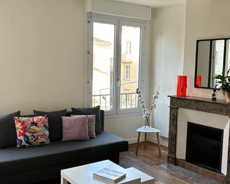 T2 apartment in the center of town, Place du Pilori - Angers - Living room