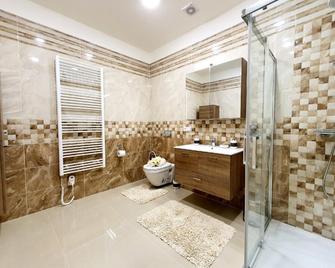 Madonna Apartments - Carlsbad - Bathroom