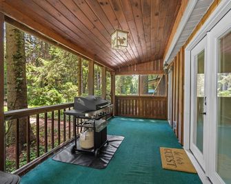 Northwoods Ln Cabin in Clear Creek by Tranquility Retreats - Sigel - Balcony