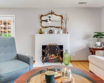 Charming 2-Bedroom Home With Private Office and Backyard - Rancho Cordova - Living room