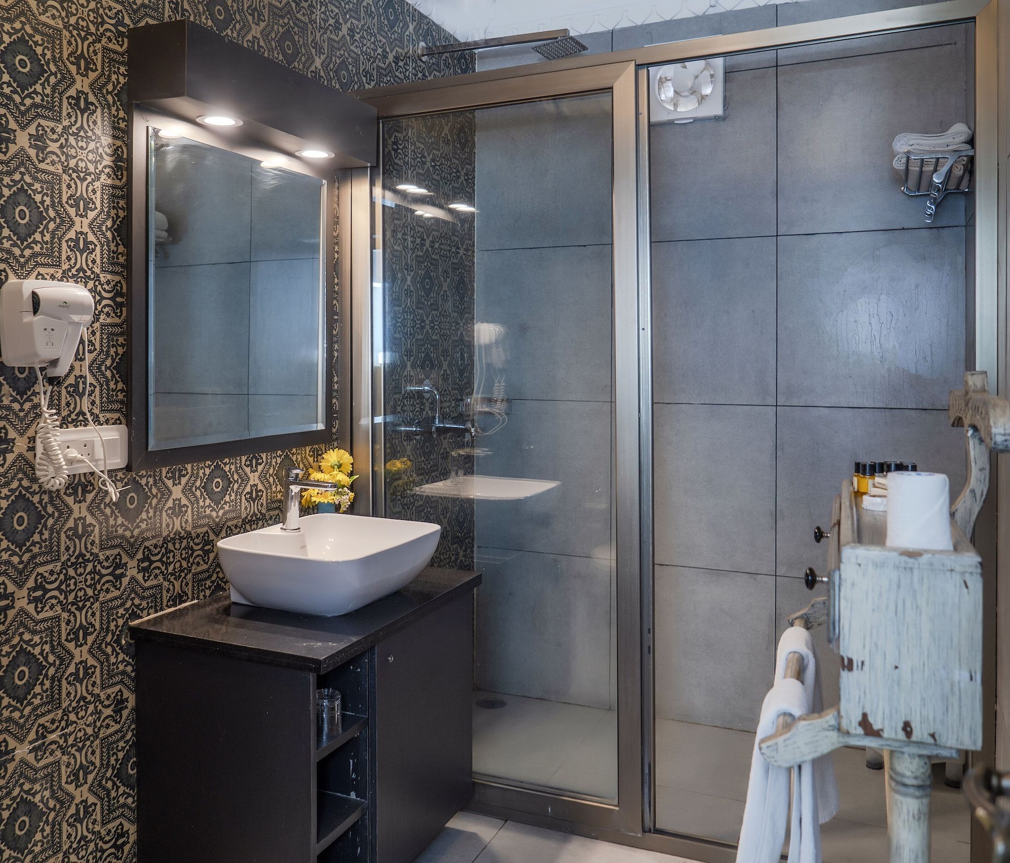 Swaroop Vilas - Lake Facing Boutique Hotel