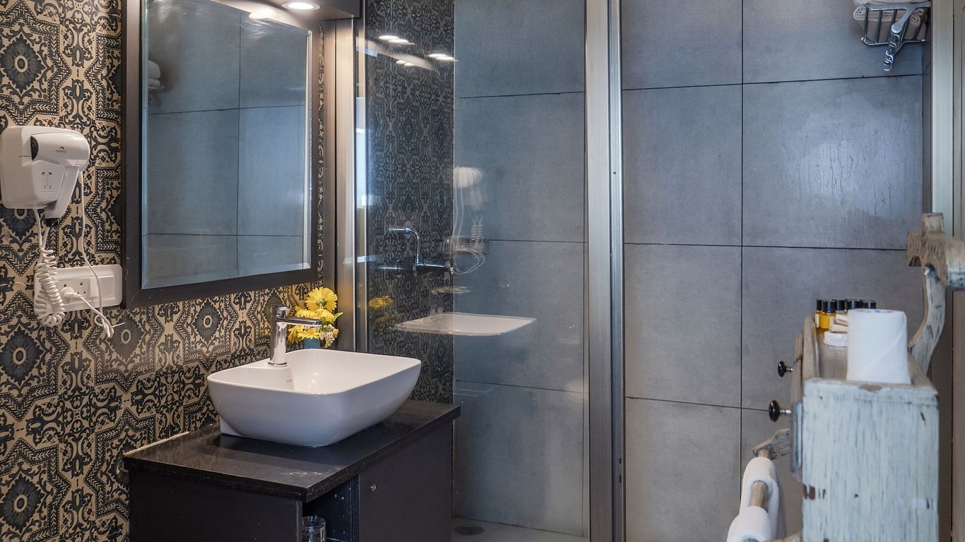 Swaroop Vilas - Lake Facing Boutique Hotel