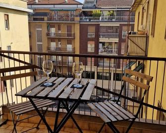 Renovated apartment bright and very quiet and connected to the center - Milano - Balcone