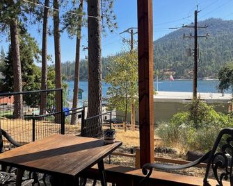 Marina View Daze Lakeview 1-bedroom 1 bathroom. Covered patio, BBQ & Fire Pit. - Bass Lake - Balcony