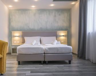 Hotel Villa Paradiso Suite - Moniga del Garda - Bedroom