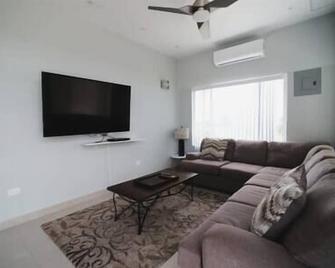 Lovely Penthouse, Lovely Penthouse Apartment in the Garden City - Belmopan - Living room