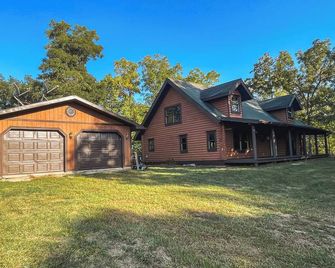 Luxury Log Retreat with Hot Tub, Near Homestead & Winery - Paris - Building