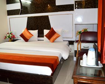 Hotel Su Shree Continental 5 Minutes Walk From New Delhi Railway Station - New Delhi - Bedroom