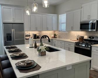 7 Bedroom 7.5 Bathroom Villa Close to Tarleton State & Perfect for Large Groups - Stephenville - Keuken