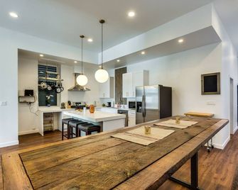 Converted Store Front Home Lets You Live Like a Local in the Heart of it All! by AllSet Turnover - Σικάγο - Κουζίνα