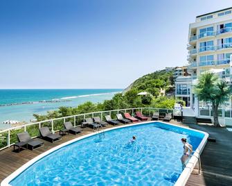 Hotel Sans Souci - גביצ'ה מארה - בריכה