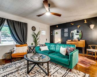 Spa in Dreamy Yard - Weatherford - Living room
