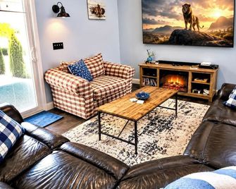 No Cleaning Fee. King Bed. Cedar soaking Hot Tub, 5min walk to Beach - Two Rivers - Living room