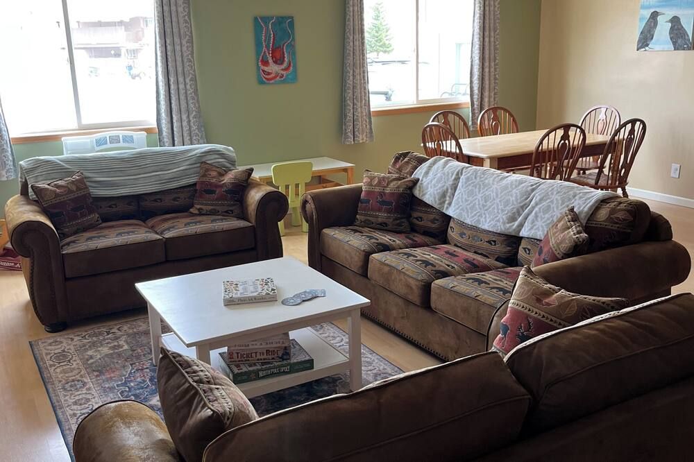 Charming family friendly 3-bedroom house with WiFi in scenic Valdez. - Valdez - Wohnzimmer