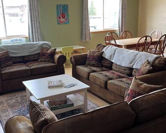 Charming family friendly 3-bedroom house with WiFi in scenic Valdez. - Valdez - Living room