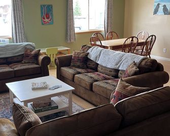 Charming family friendly 3-bedroom house with WiFi in scenic Valdez. - Valdez - Wohnzimmer