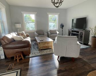 \'BEE Home away from Home!\'\nA pioneer charmer, fully updated with buzzing decor. - Pleasant Grove - Living room