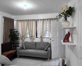 Clean Transient house, short stay - Quezon City - Living room