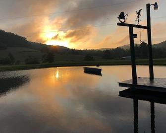 Hog Mt Retreat - a cozy oasis, by Buffalo Mountain Getaway - Willis