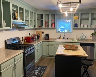 Big Stone House in Charming Catskills Village - Wurtsboro - Cocina