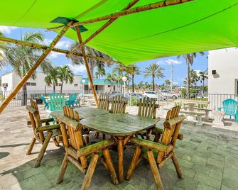 Hollywood Beachside Boutique Suites - הוליווד - פטיו