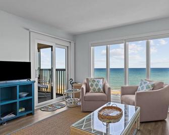 Maritime West C-33 condo - Pine Knoll Shores - Living room