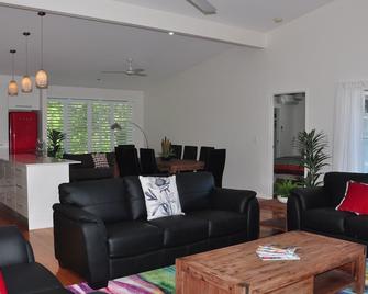 10 Double Island Drive - Rainbow Beach. Pool. Aircon - Rainbow Beach - Sala de estar
