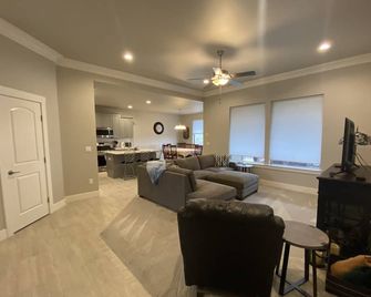 Easy access to I82. Almost new, spotless and spacious close to Trac and Richland - Pasco - Living room