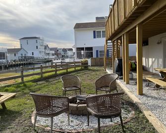 Large bayside property on the canal minutes from area beaches - Fenwick Island - Патіо