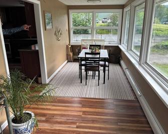 Bear Mountain View 4BR Home- 25 Min Outside City-Superhost abnb 5 star property - Eagle River - Comedor
