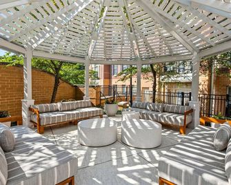 Trendy North Bethesda 2BR w/ W/D, Pool & Gym, nr Metro, by Blueground - Rockville - Patio