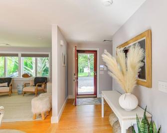 Coastal-modern Home 3 Mi to Charlestown Beach! - South Kingstown - Living room