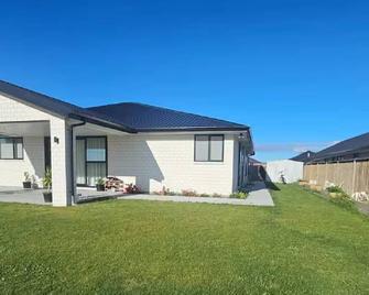 Double room in a New house Private shower &Toilet (Room2) - Blenheim - Building