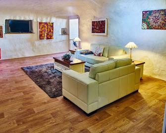 Underground Bed and Breakfast - Coober Pedy - Living room