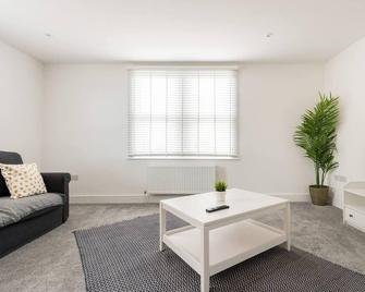 Modern Apartment, Castle View Rochester, England - Rochester