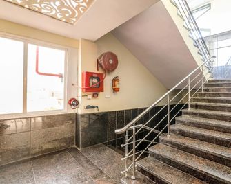 Super Hotel O Src Grand - Vijayawada - Escaleras
