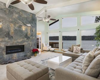 New! Luxe Beachfront Haven/ Pvt Beach/ Game Room - Bremerton - Wohnzimmer