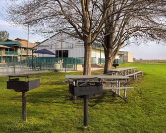 Travelodge by Wyndham Lemoore Near Naval Air Station - Lemoore - Binnenhof