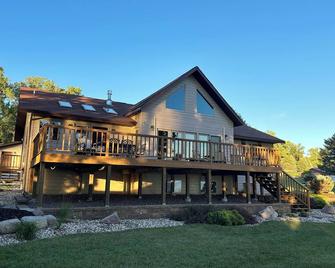 Spacious home with a large deck and ample space for beautiful sunset viewing! - Ortonville - Edificio