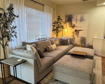 Remodeld! Private 4 beds 2 bath Spa + Fireplace! - Roseville - Living room