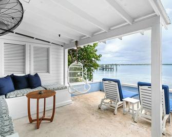 The Blue Bungalow: A charming cottage set above the water in Harbour Island - Dunmore Town - Terasa