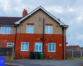 Cradley Manor - Spacious 6 Bedroom House - Дадлі - Будівля