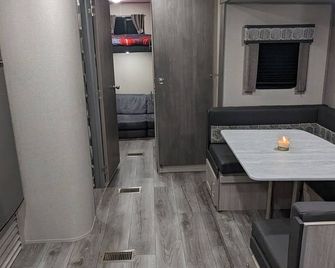 Wander in Style: John & Destiny's Wanderlust Haven – Your Dream Getaway on Vrbo! - Troy - Dining room