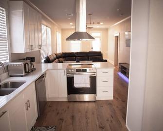 Charming Meets Modern 2-bedroom Cottage - Morgan City - Keuken