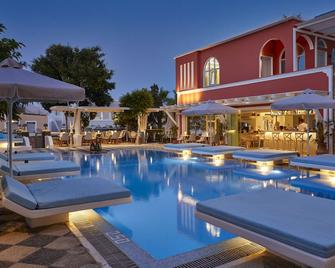 Blue Sea Hotel - קאמארי - בריכה