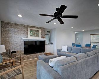 Water Access 6BR/3BA w/ Porches & Room for 14 - Brandon - Wohnzimmer
